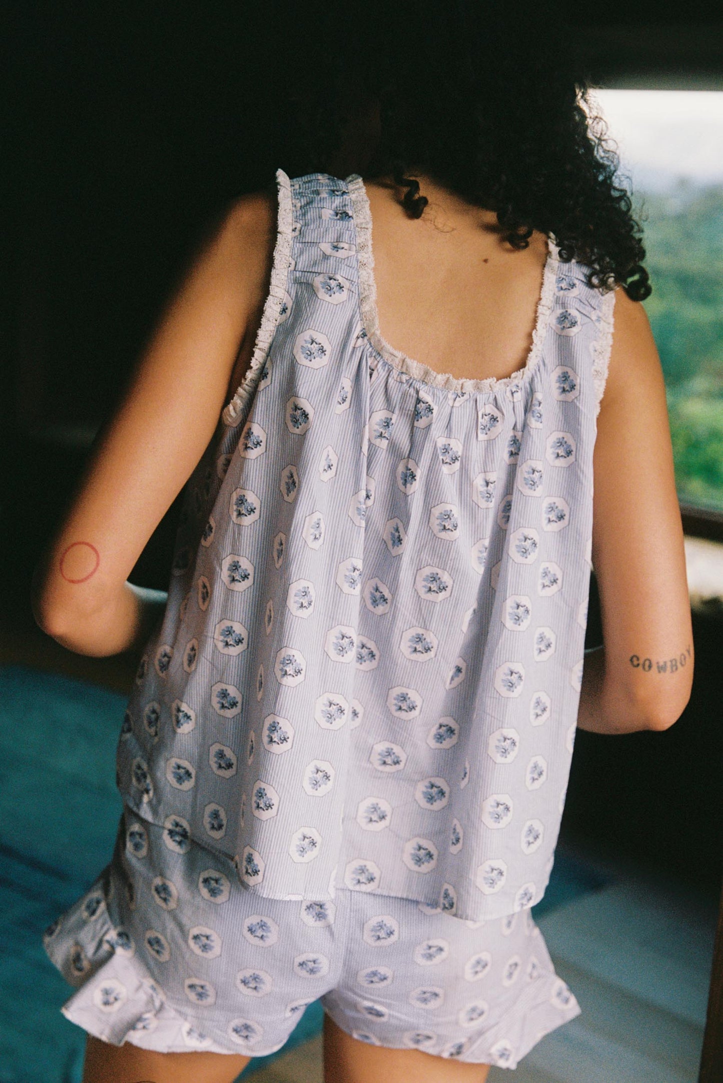 The Nida Short | Cameo Bouquet